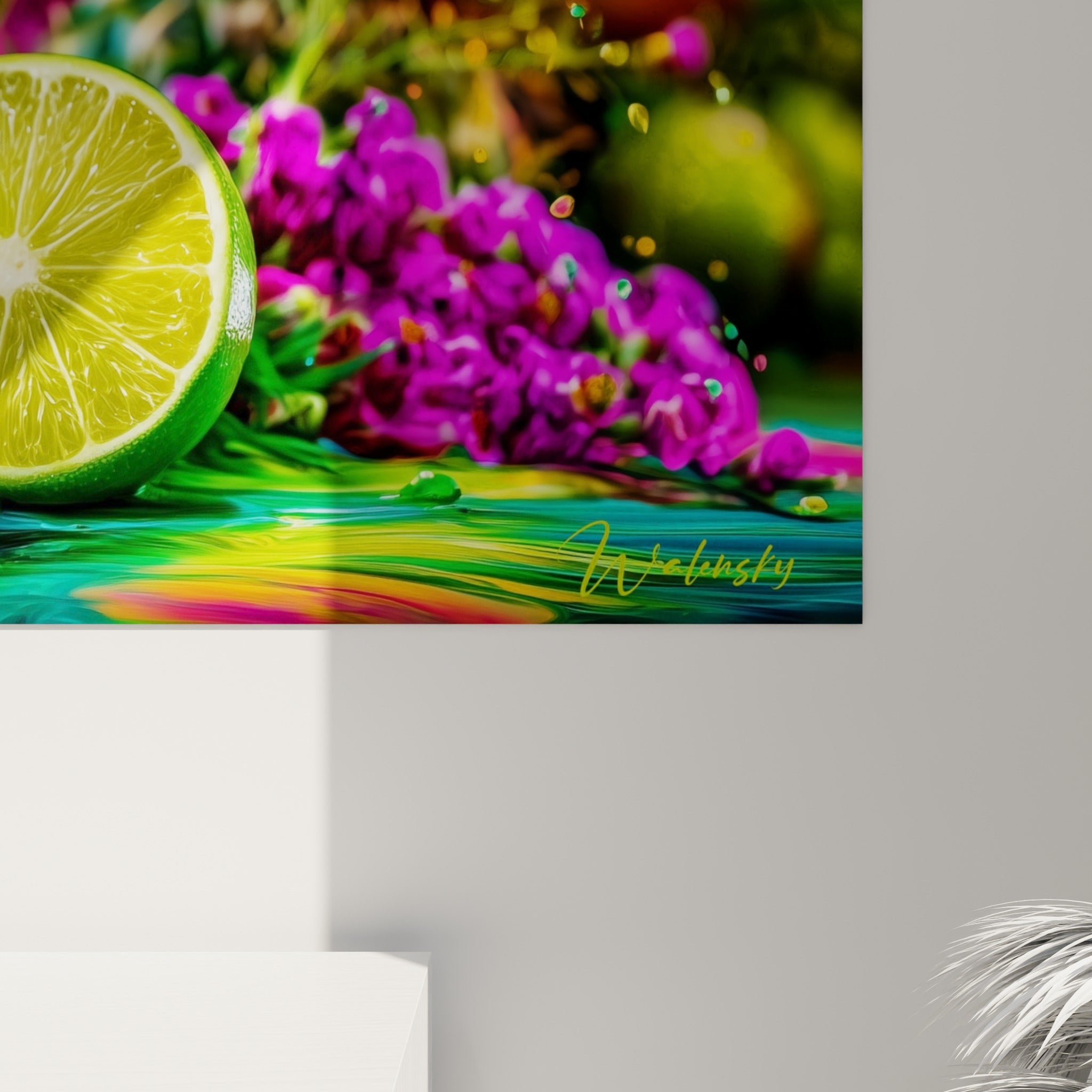 Gouttelettes colorées en rose et jaune se mêlant sur la surface texturée de l'impression du tableau cocktail