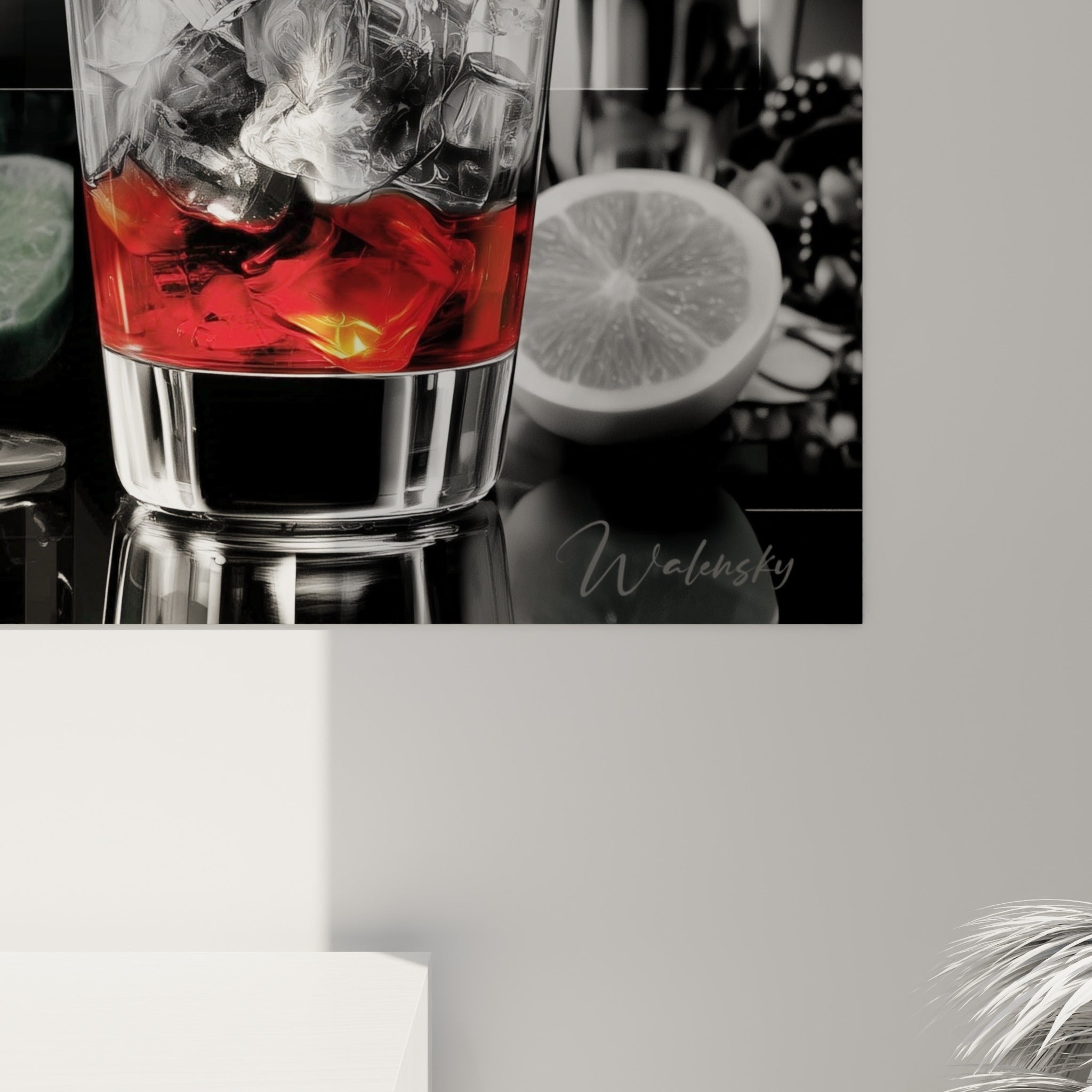 Grain de l'impression révélant les reflets du verre, le rouge profond et les glaçons givrés du cocktail