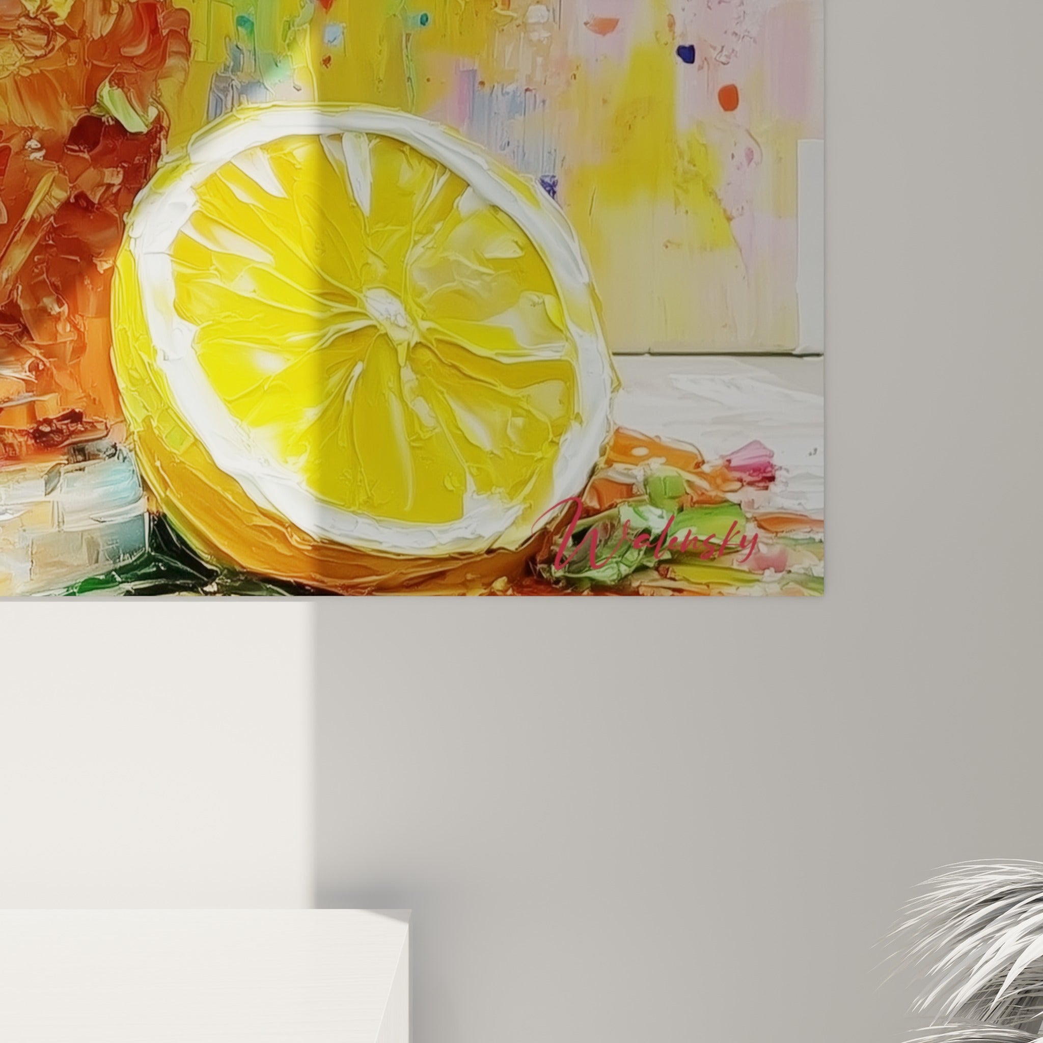 Empâtements épais de peinture orange et rose sur le verre, coulures de bleu pastel et jaune en arrière-plan