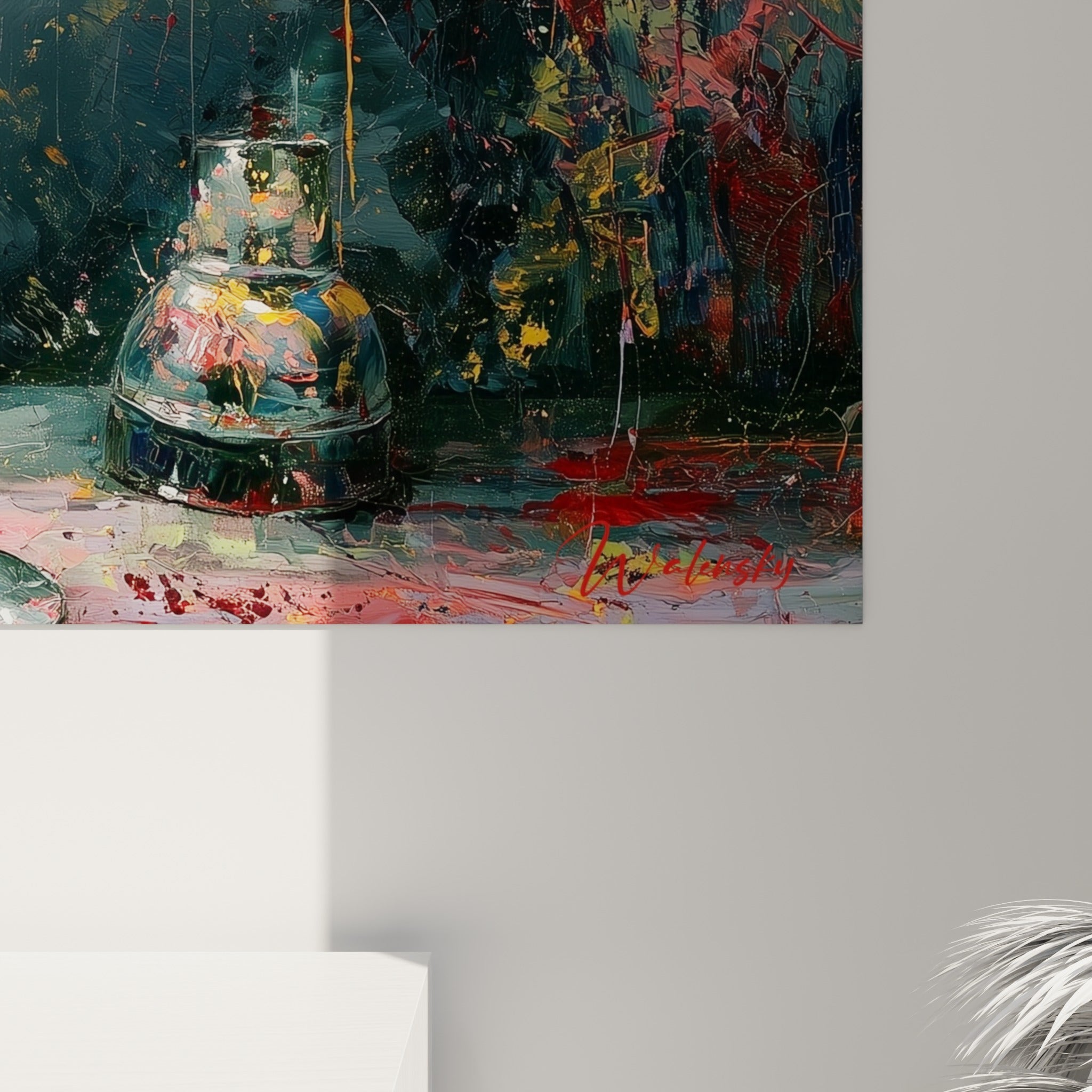 Empâtements rouges et dorés du liquide, coulures anthracite et grain de peinture visibles sur cette toile cocktail
