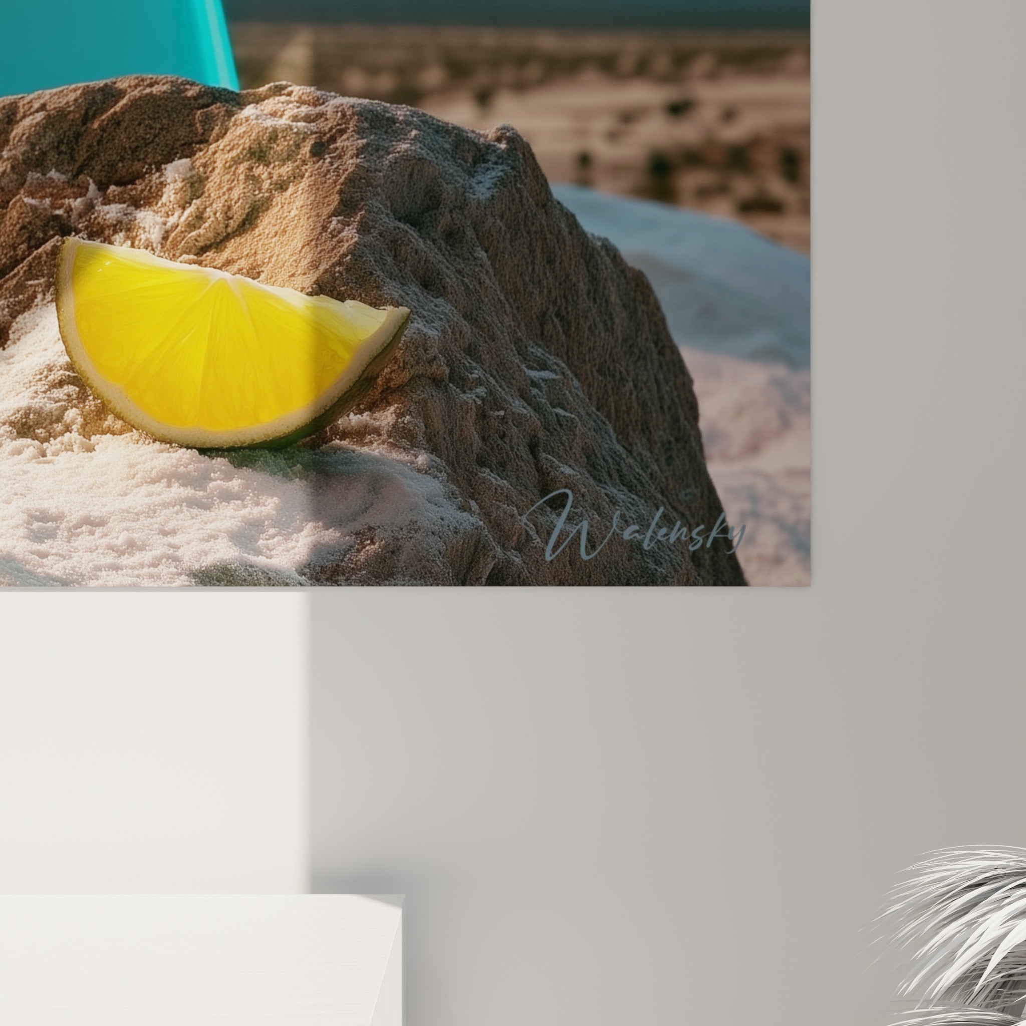 Grain de l'impression révélant les reflets dorés du cocktail et la texture rocheuse du sable environnant