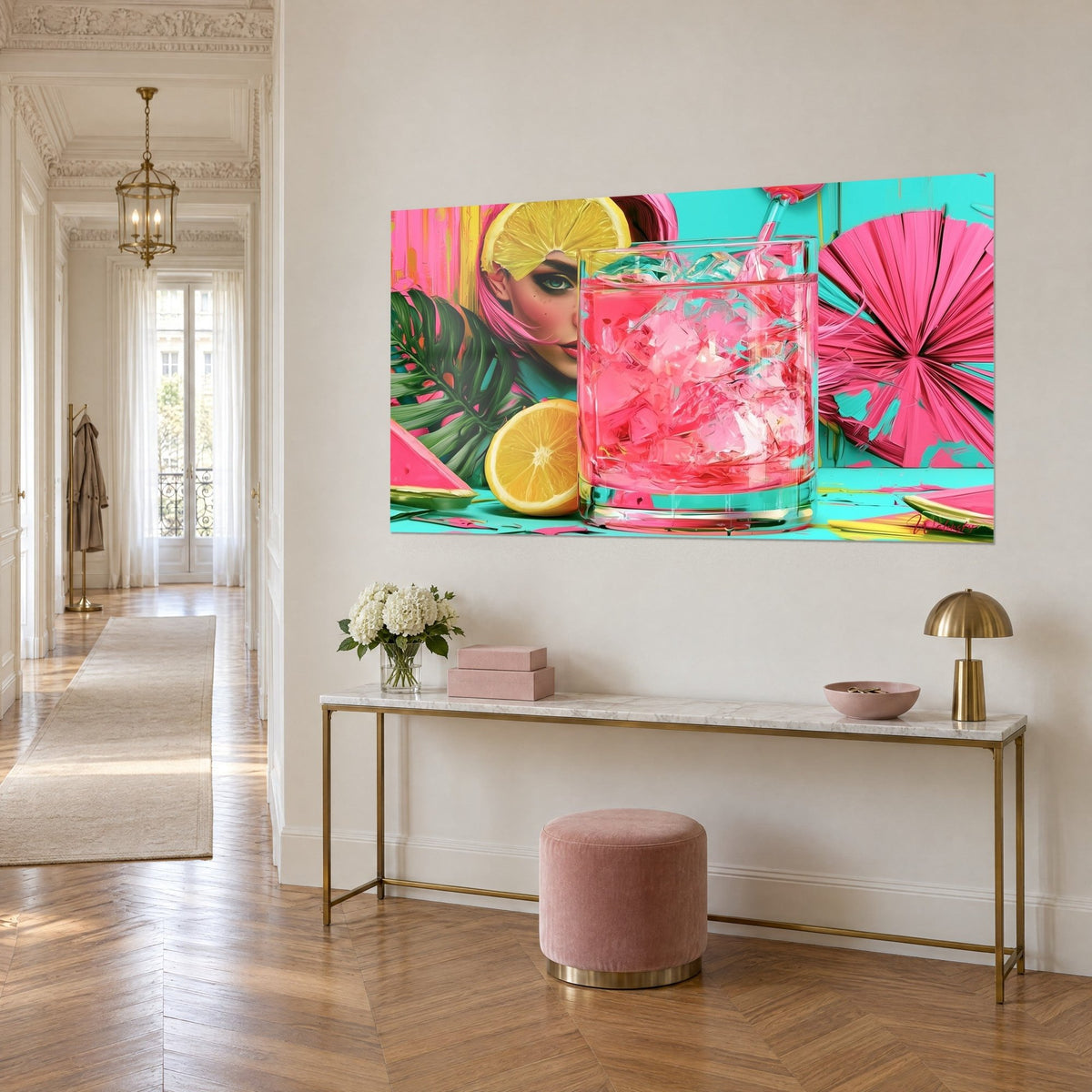 Tableau boisson pétillante rose glacée devant un éventail magenta et une feuille de monstera, vue de trois-quarts au-dessus d'une console dorée