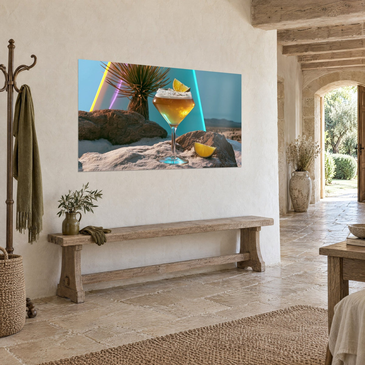 Tableau d'un verre à pied doré couronné de mousse blanche et de citron, ciel turquoise et rocher brun, près d'une arche en pierre