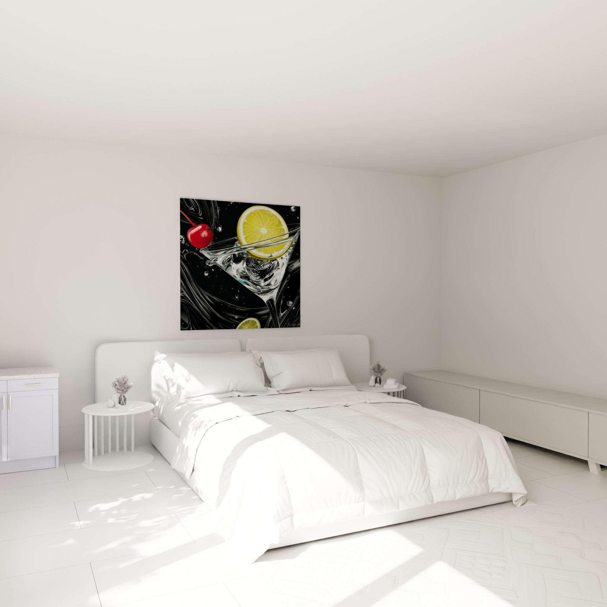Cerise rouge et citron jaune flottent sur un martini argenté, au-dessus d'un lit dans une chambre claire