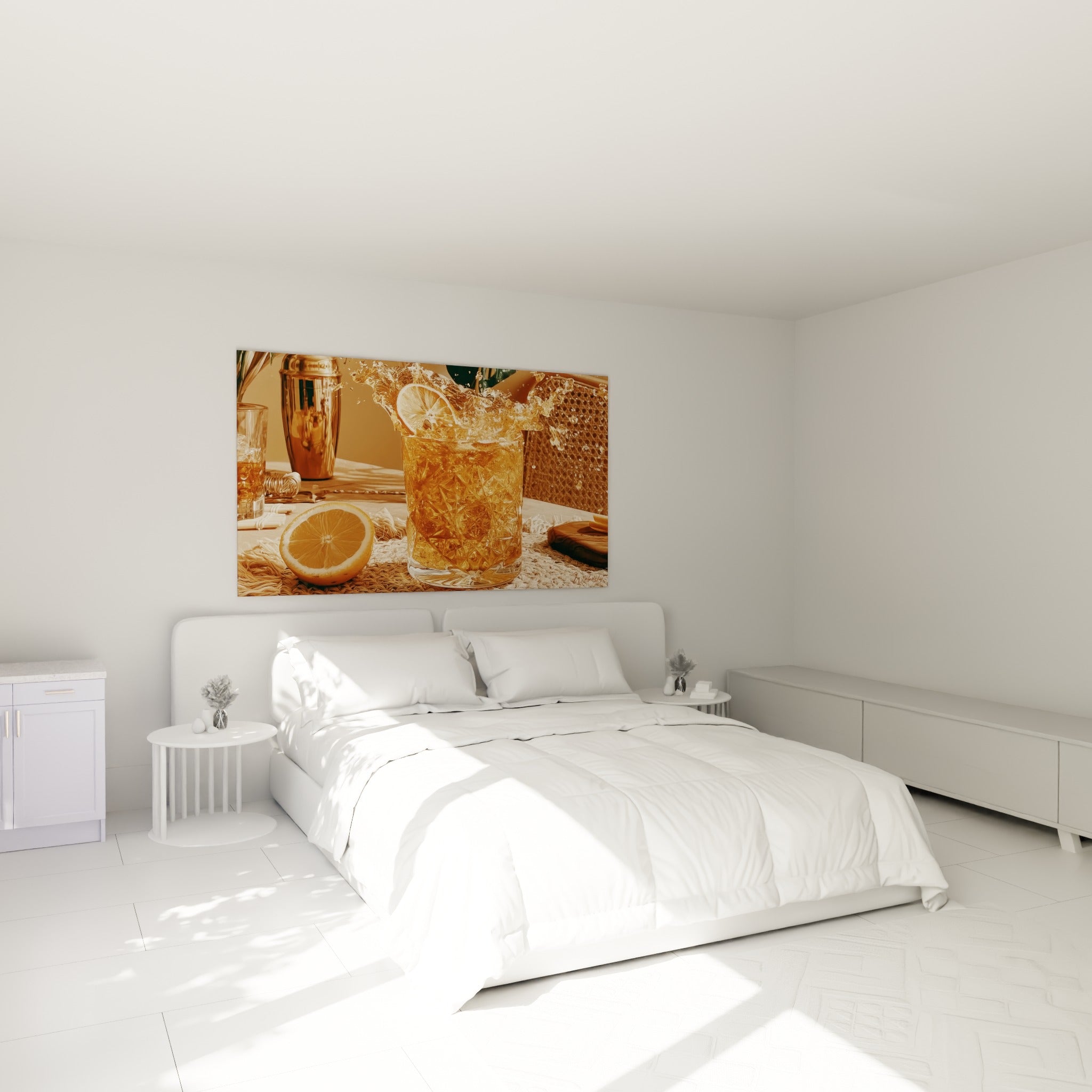 Cocktail ambré en pleine éclaboussure dorée accroché au-dessus d'un lit dans une chambre claire