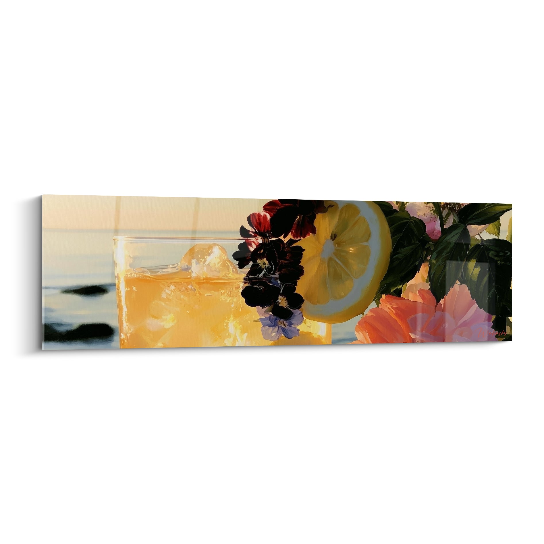 Verre cocktail ambré et rondelle de citron entourés de fleurs bordeaux et roses corail