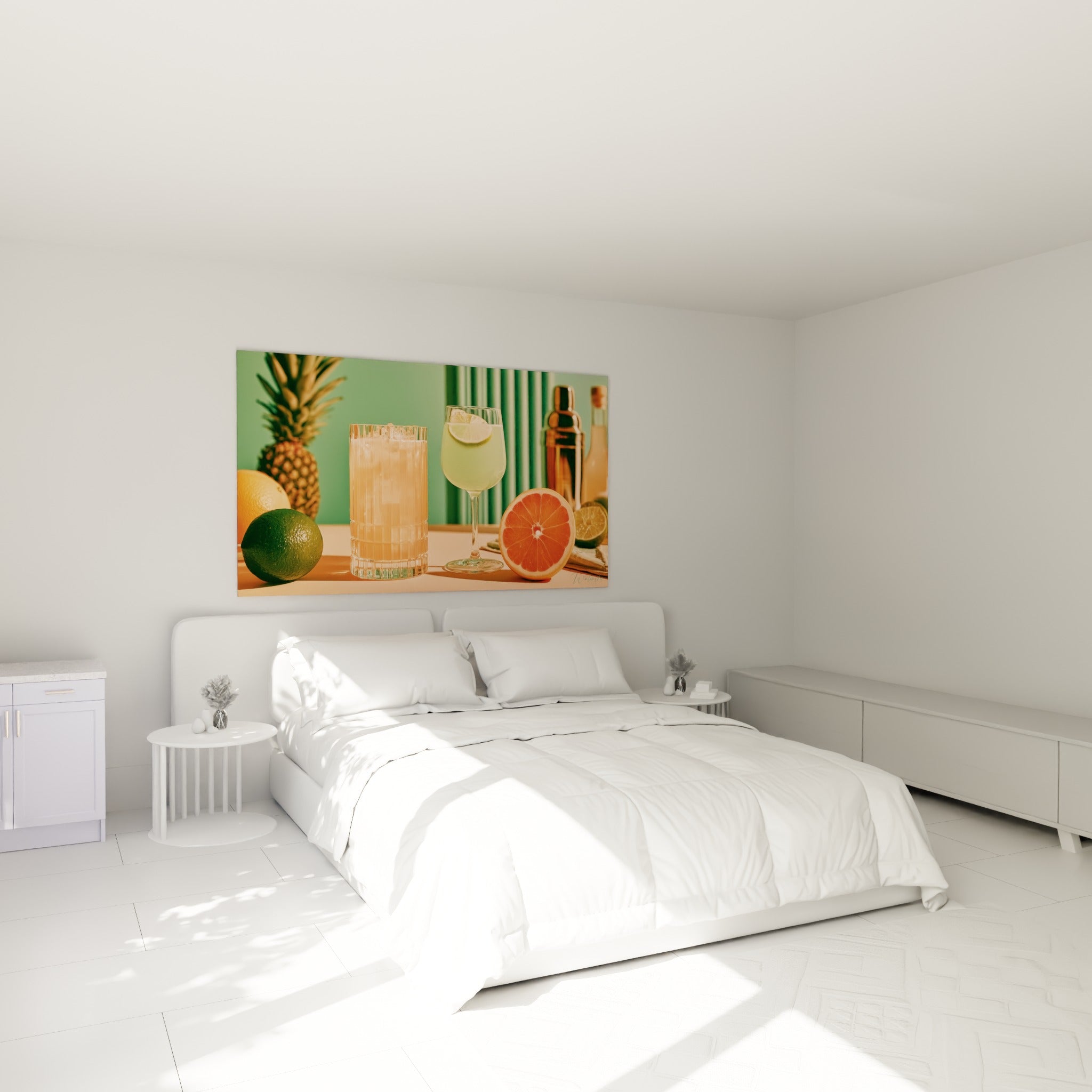 Cocktail pêche givré et verre vert menthe accrochés au-dessus d'un lit dans une chambre claire