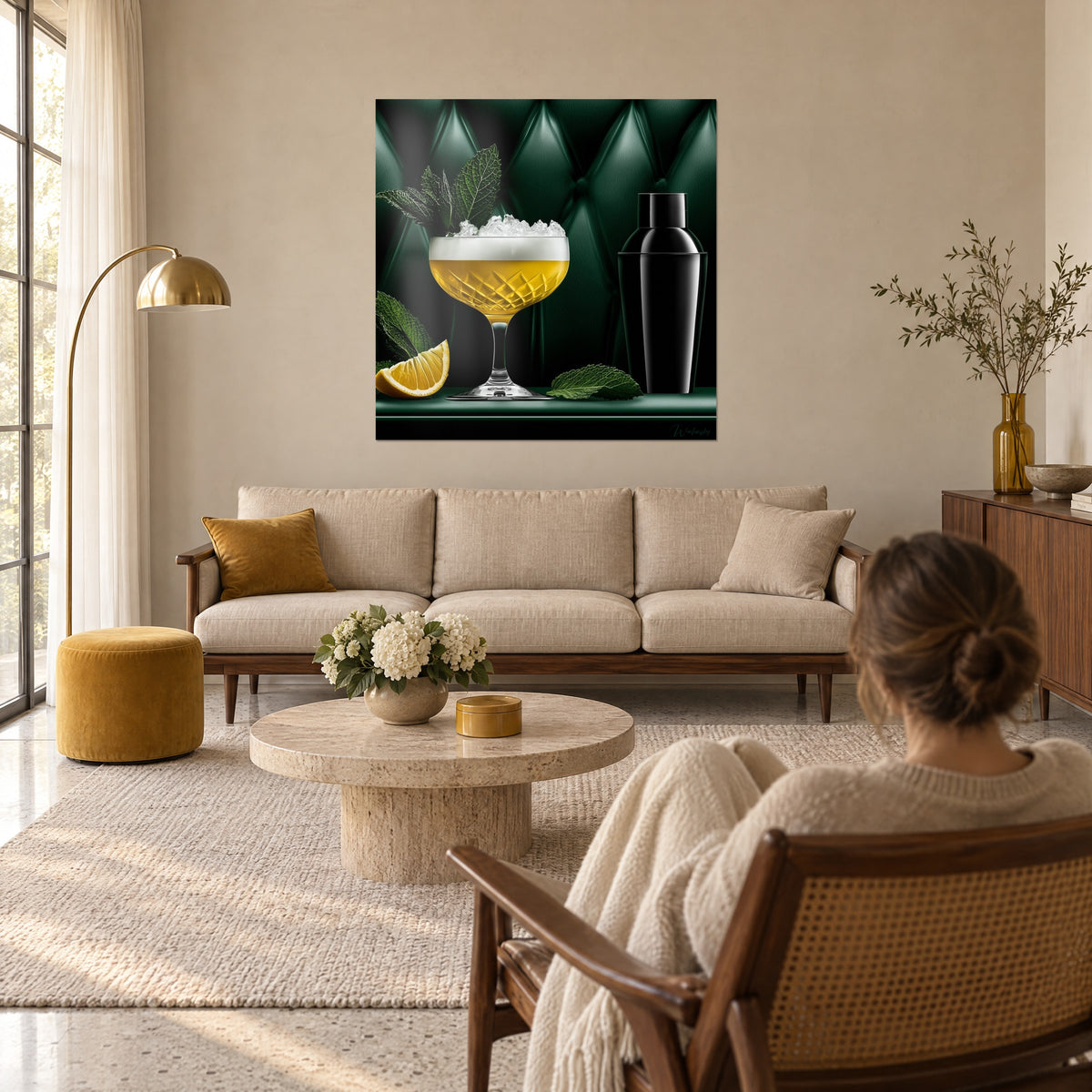 Schilderij van een gouden kristallen glas gevuld met fijngestoten ijs en verse munt, groene gewatteerde leren achtergrond, boven een bank in een lichte woonkamer