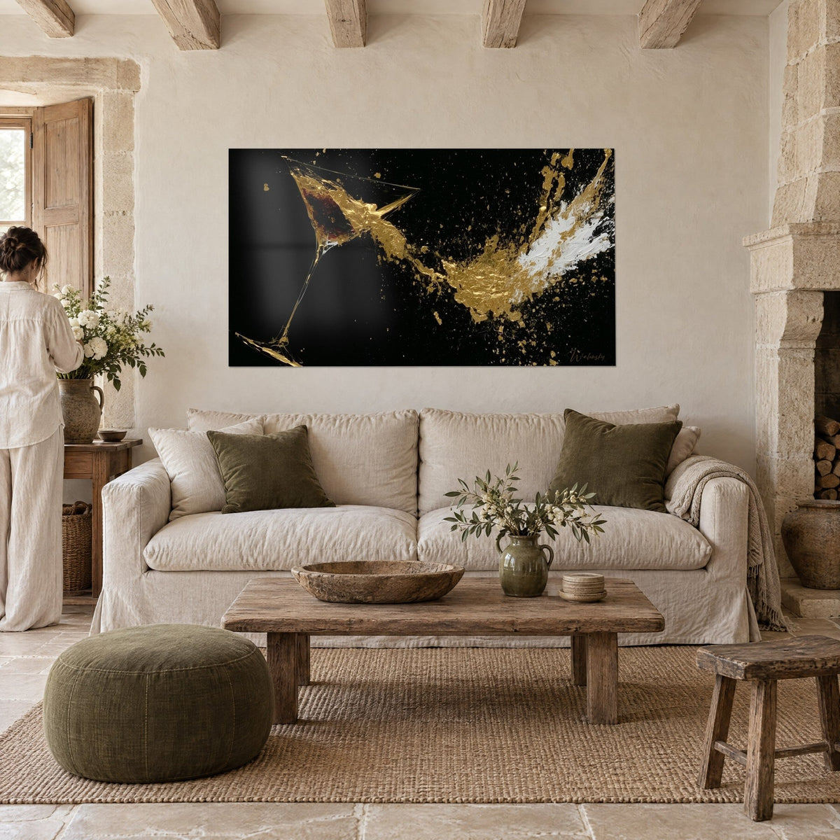 Tableau coupe à martini renversée, éclaboussure d'or et de blanc sur fond noir, au-dessus d'un canapé dans un salon lumineux