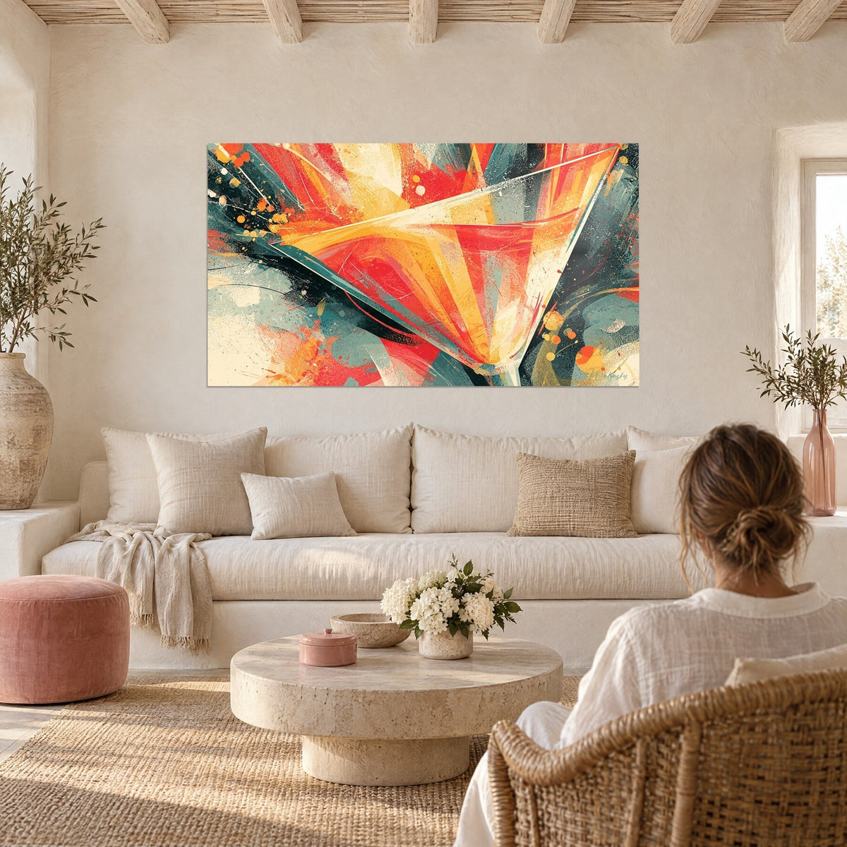 Tableau martini en éclats rouges et orangés, traits géométriques dorés, au-dessus d'un canapé dans un salon lumineux