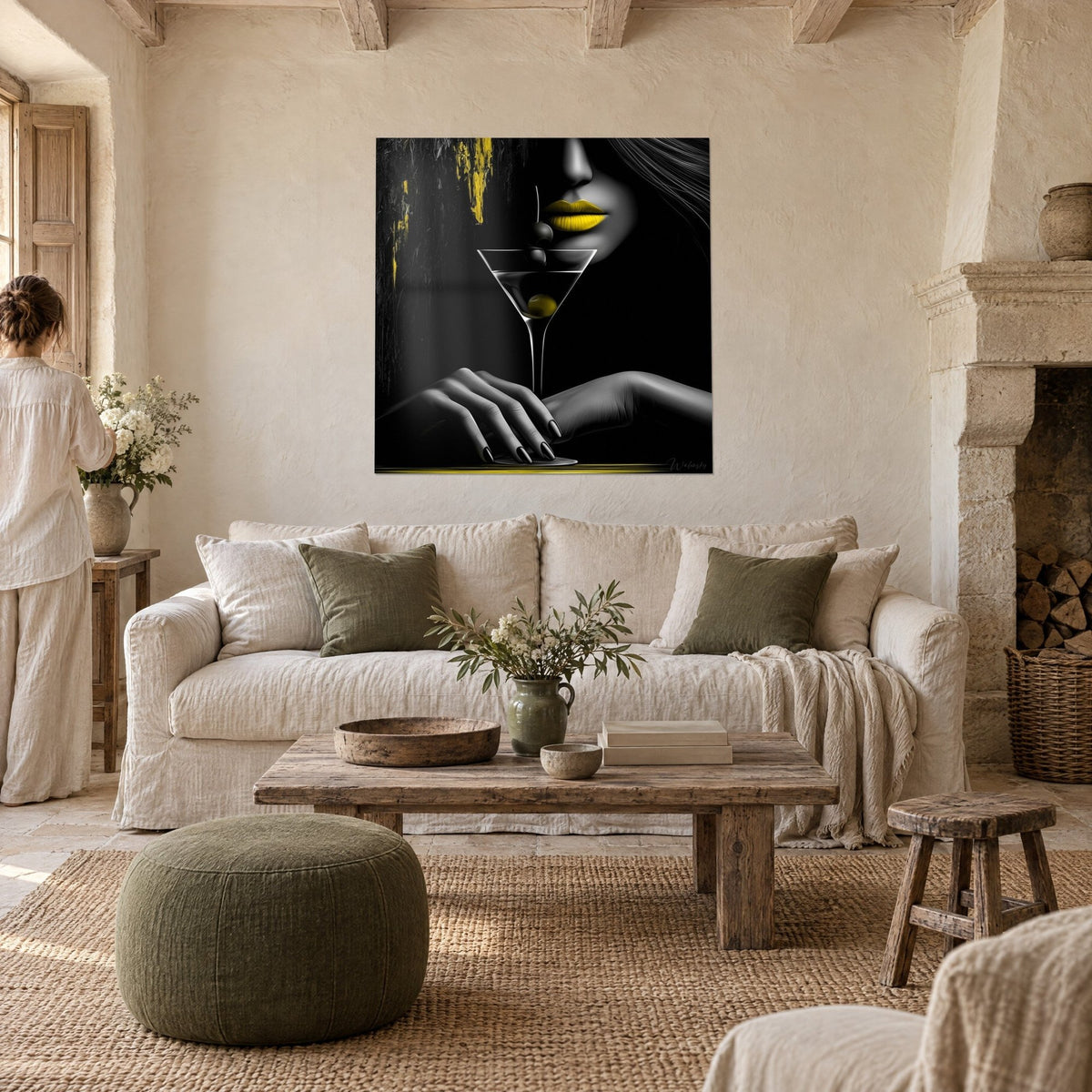 Cuadro mujer de labios amarillo limón junto a una copa de martini, fondo negro, aceituna verde, encima de un sofá en un salón luminoso