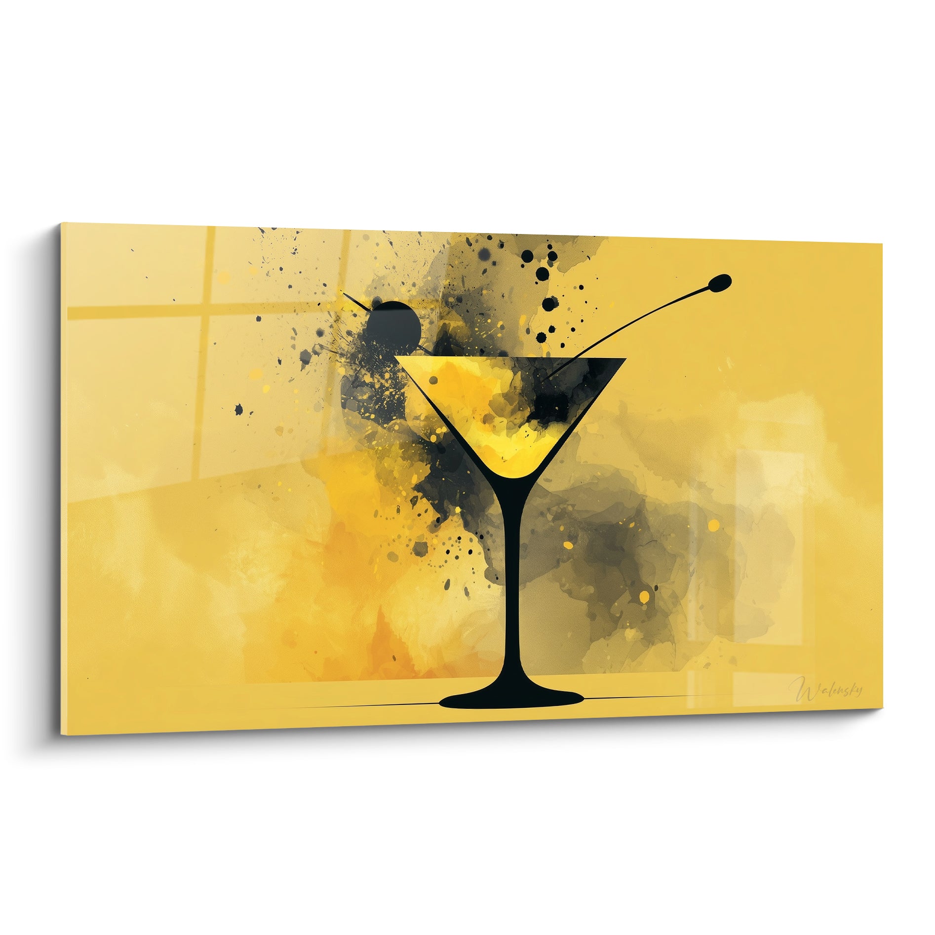 Verre à martini anthracite sur fond jaune moutarde, éclaboussures noires et olive suspendue