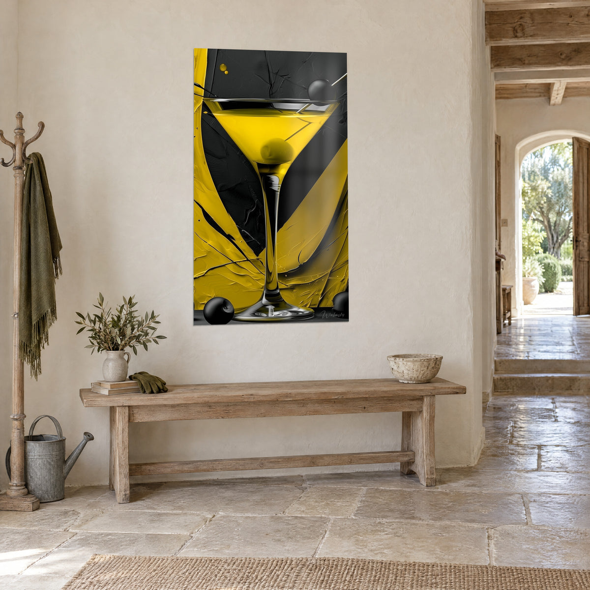 Quadro cocktail dorato in calice con stelo, stecchini neri e pennellate spesse ocra, tre quarti su pietra chiara