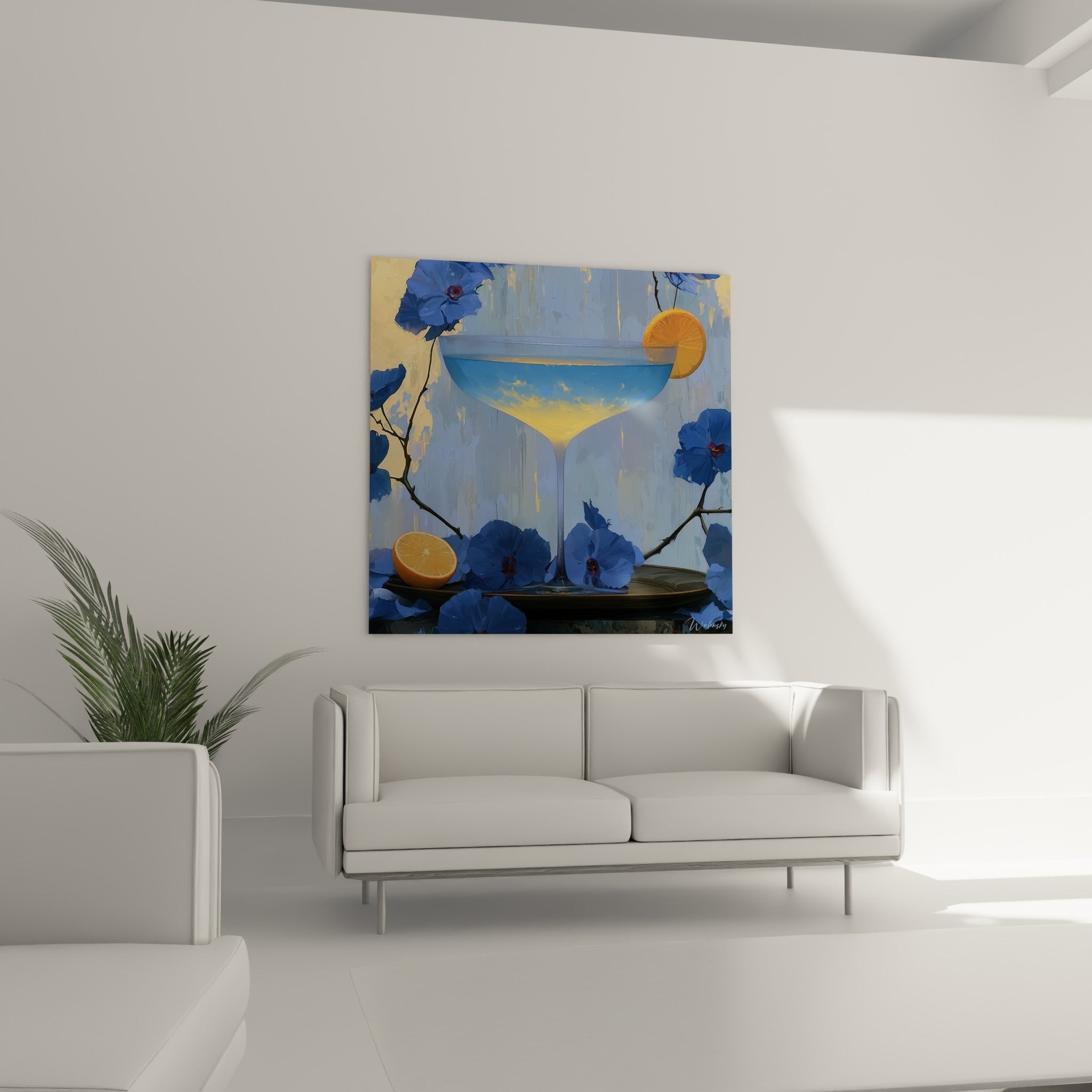 Verre lumineux orangé et pétales anthracite composant ce cocktail au-dessus d'un canapé dans un salon lumineux
