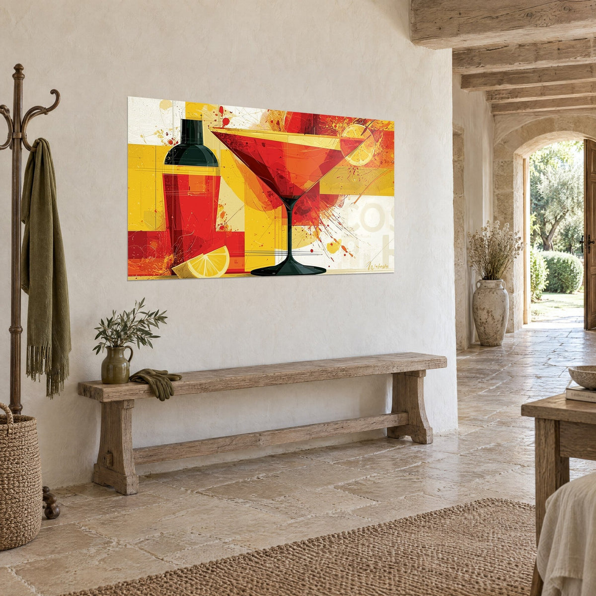 Tableau coupe à cocktail carmin et safran avec shaker rouge, citron tranché sur banc en bois, vue de trois-quarts
