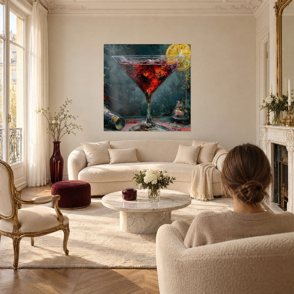 Schilderij martini in granaatrood en citroengeel, oranje accenten op grijsgroene achtergrond, boven een bank in een lichte woonkamer