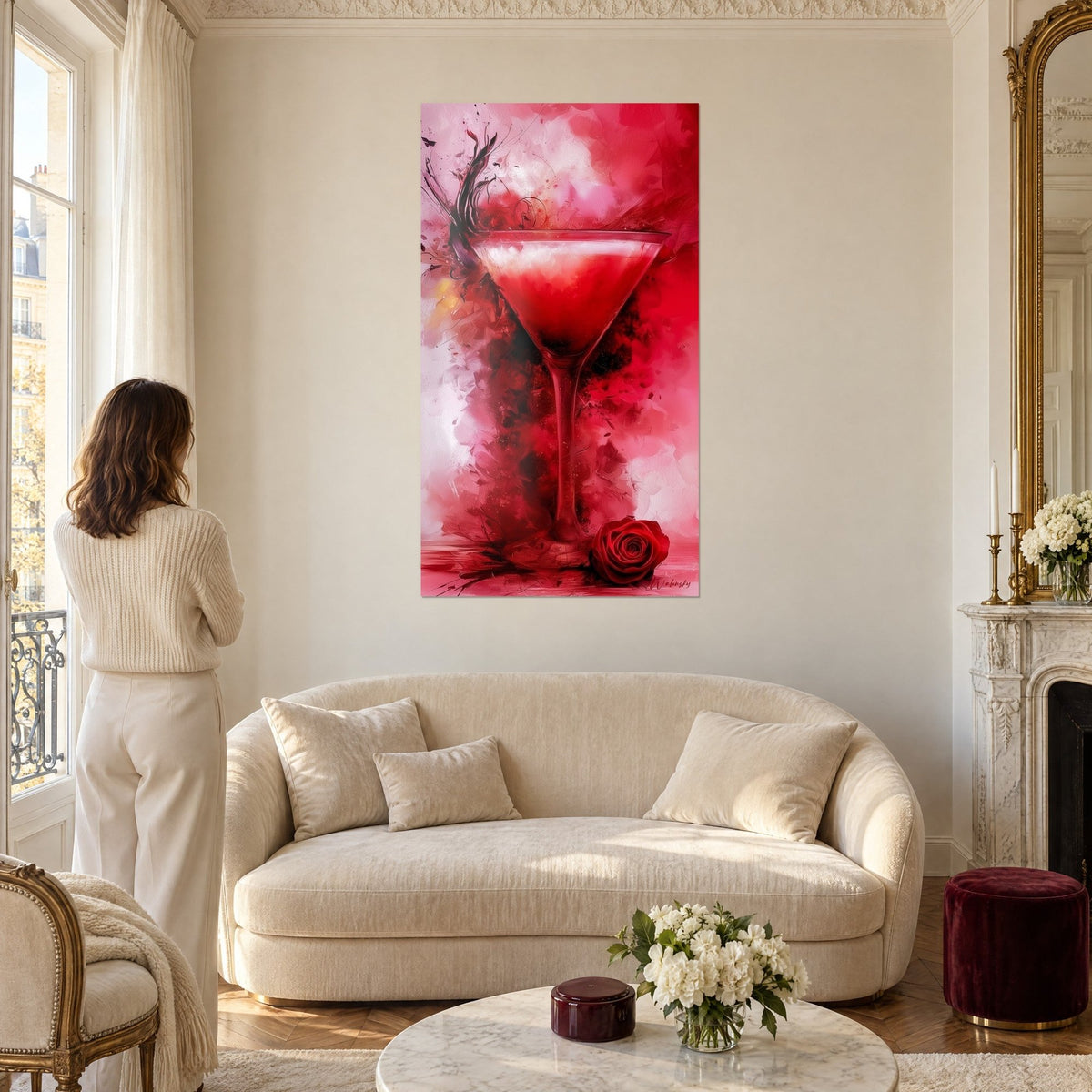 Tableau coupe à martini écarlate cernée de fumées roses, rose rouge au pied, au-dessus d'un canapé dans un salon lumineux