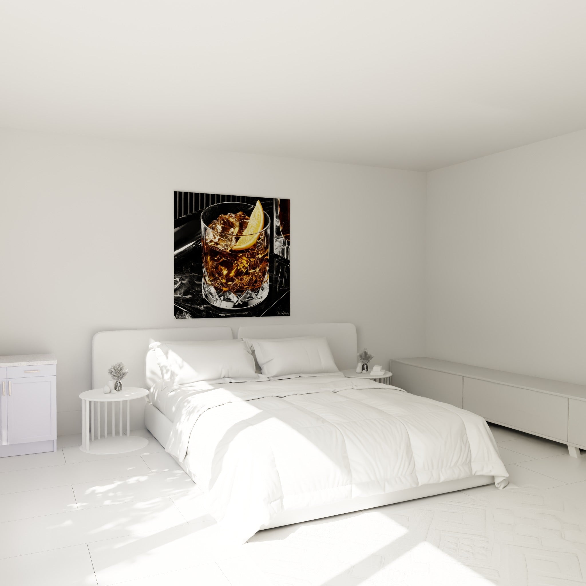 Cocktail ambré aux glaçons scintillants accroché au-dessus d'un lit dans une chambre claire