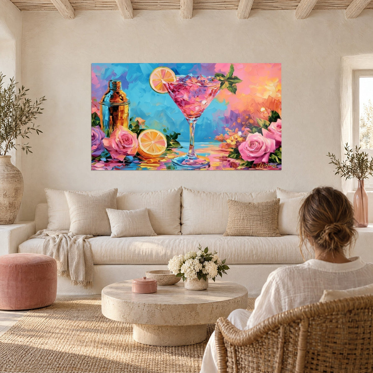 Gemälde Cocktail-Martini in Rosa mit Spritzern von Messerstichen, orangefarbene Zitrone und puderrosa Rosen, über einem Sofa in einem hellen Wohnzimmer