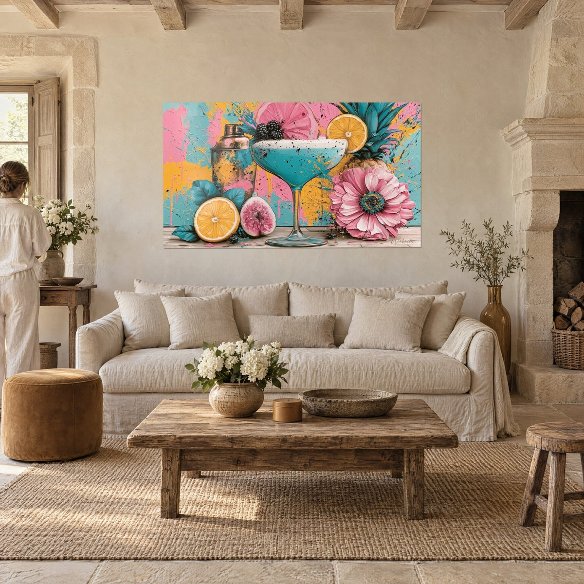Tableau cocktail turquoise givré, fleur rose et ananas, éclaboussures jaunes, au-dessus d'un canapé dans un salon lumineux