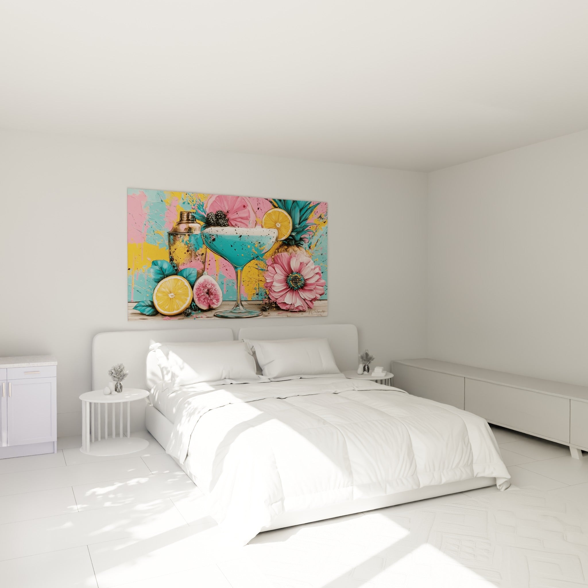 Cocktail turquoise et fruits jaunes peints au-dessus d'un lit dans une chambre claire