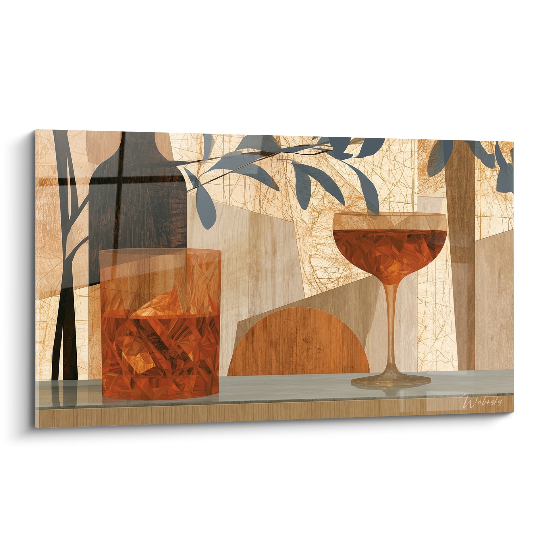 Verre à whisky et coupe cocktail ambrés, feuillages bleu marine, fond ocre géométrique