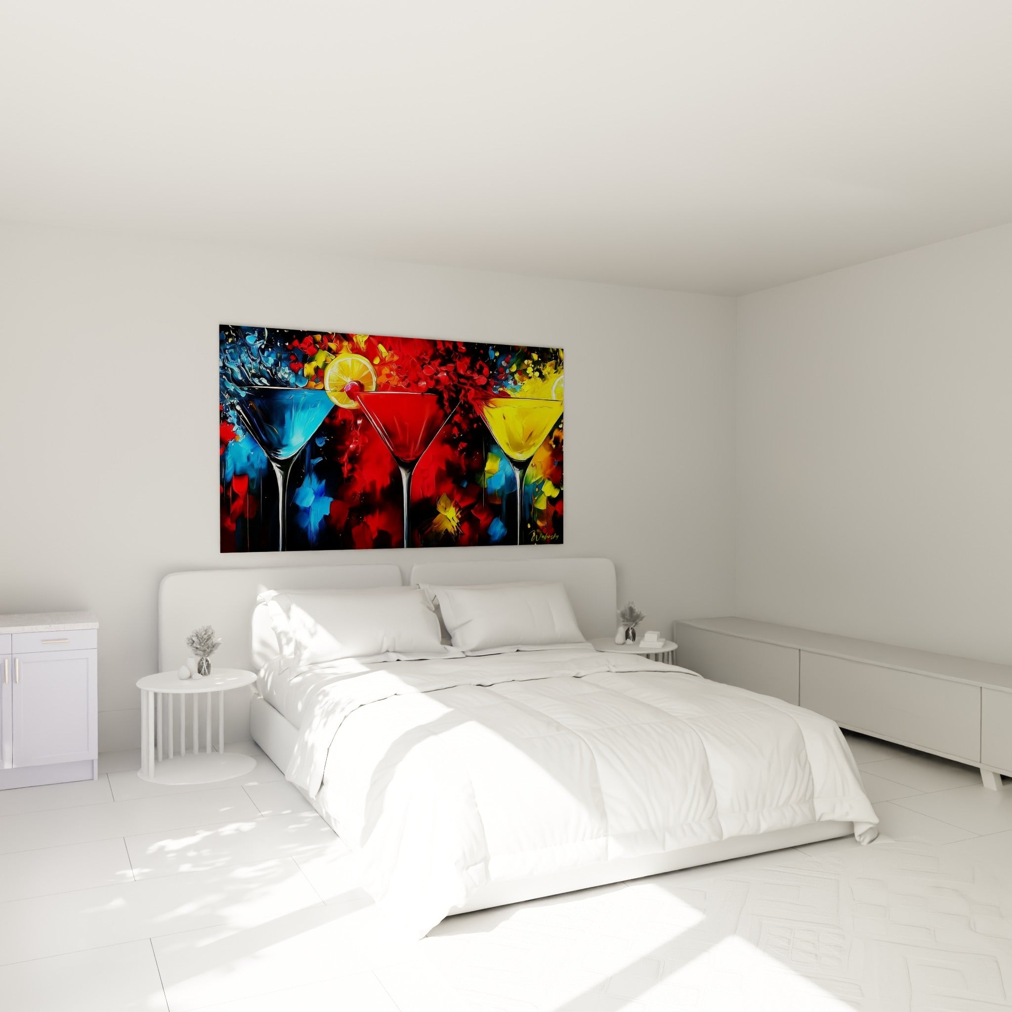 Verres cocktail rouge et bleu vif accrochés au-dessus d'un lit dans une chambre claire