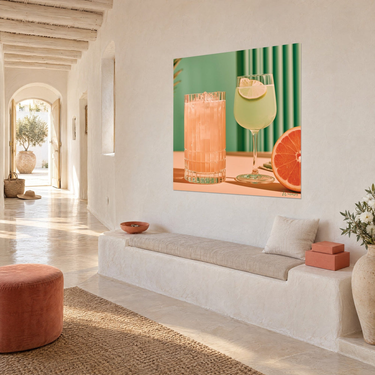 Quadro succo di pompelmo rosa in bicchiere sfaccettato, coppa di limonata al lime e agrume rosso tagliato a metà, parete di pietra bianca di tre quarti