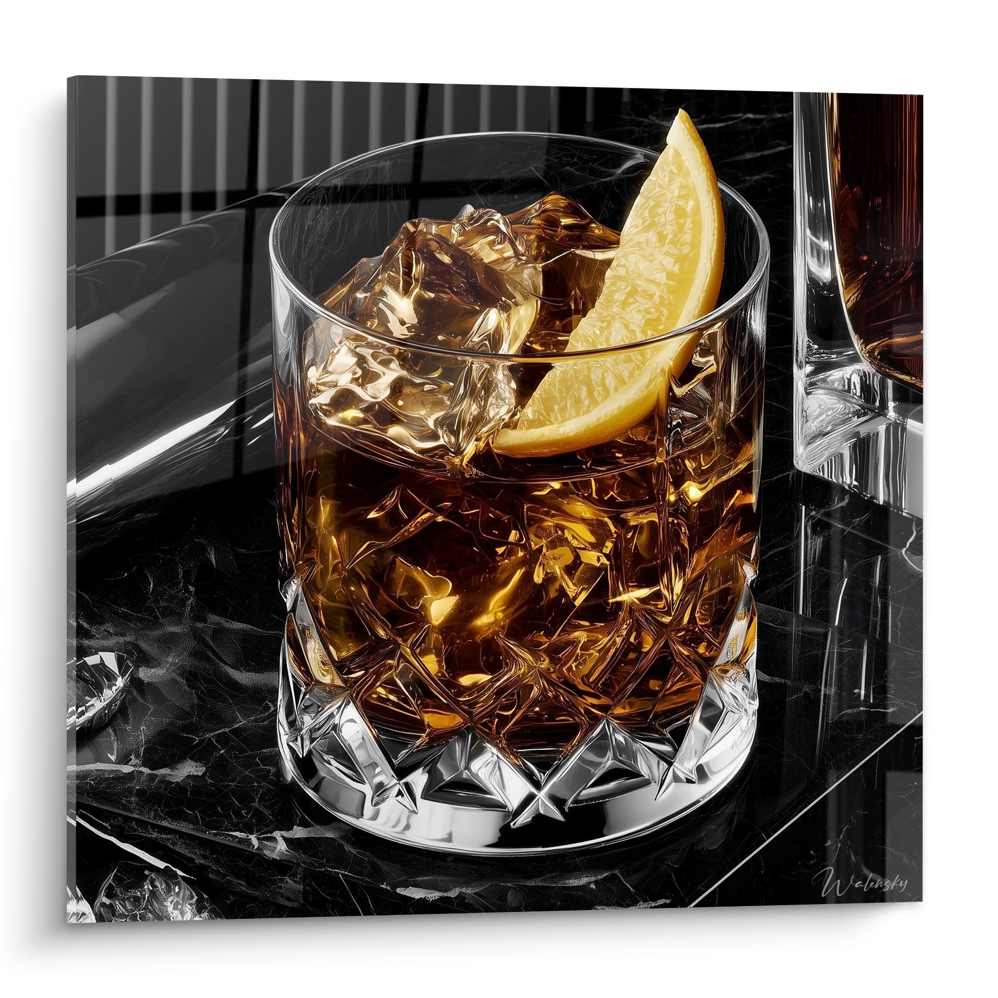 Verre à whisky ambré et glaçons surmonté d'une tranche de citron sur marbre noir