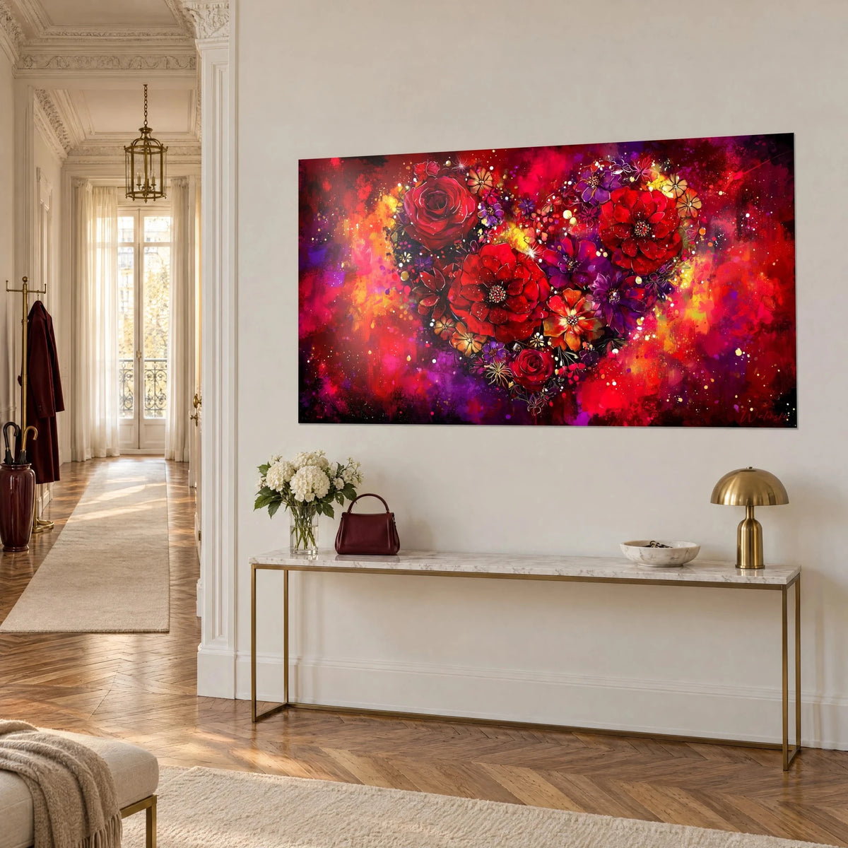 Schilderij hartvormig boeket, scharlakenrode en violette bloemen, gouden accenten, op een witte muur naast een vergulde console