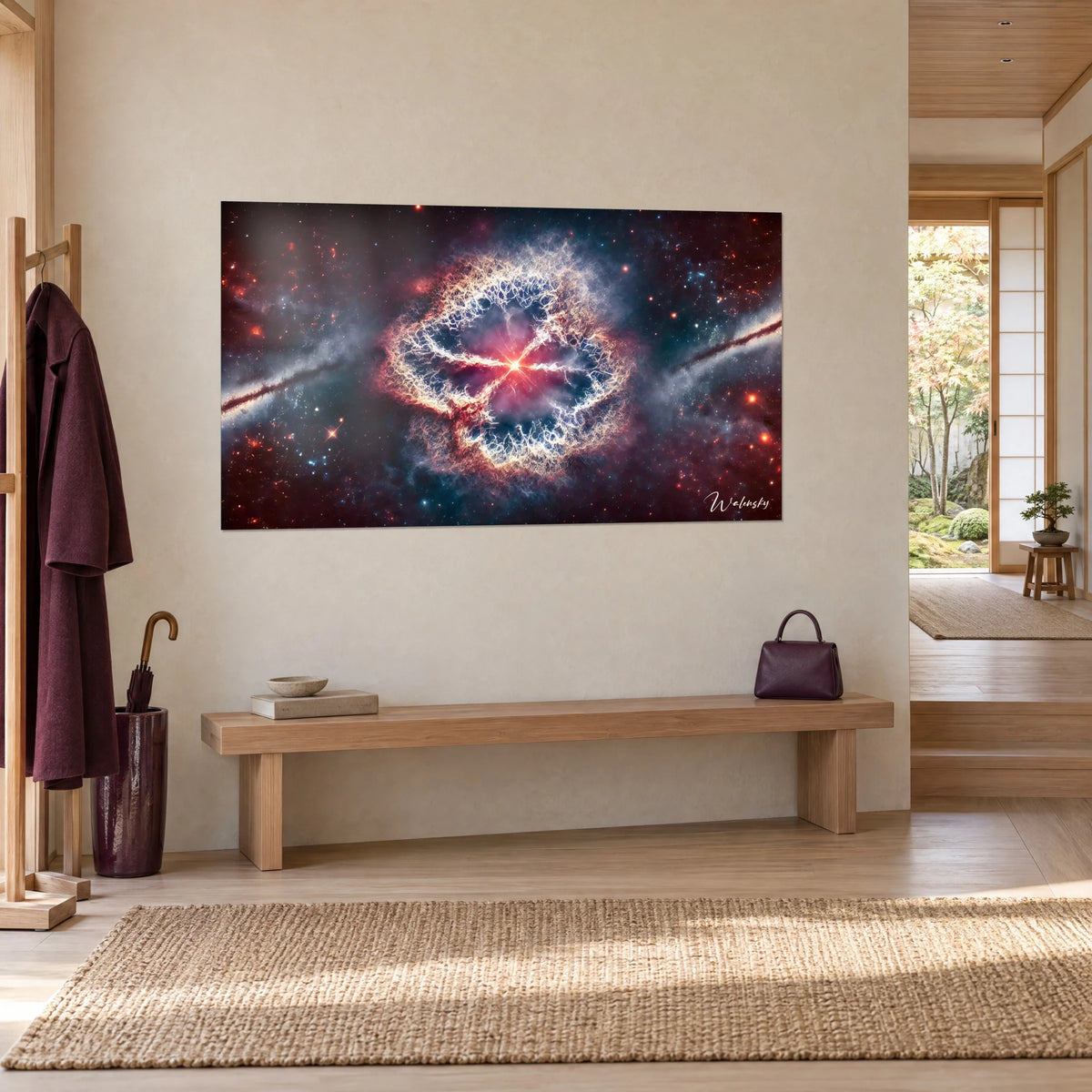 Quadro esplosione stellare dai filamenti avorio, stella rosso vivo al centro, fondo blu marino, appeso vicino a un ingresso japandi in legno chiaro