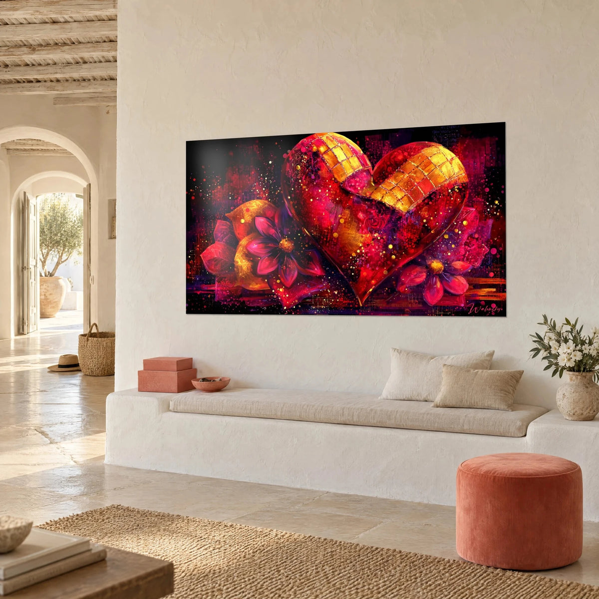 Tableau grand cœur en mosaïque dorée sur fond noir pailleté de rubis, fleurs pourpres, banquette blanche en alcôve