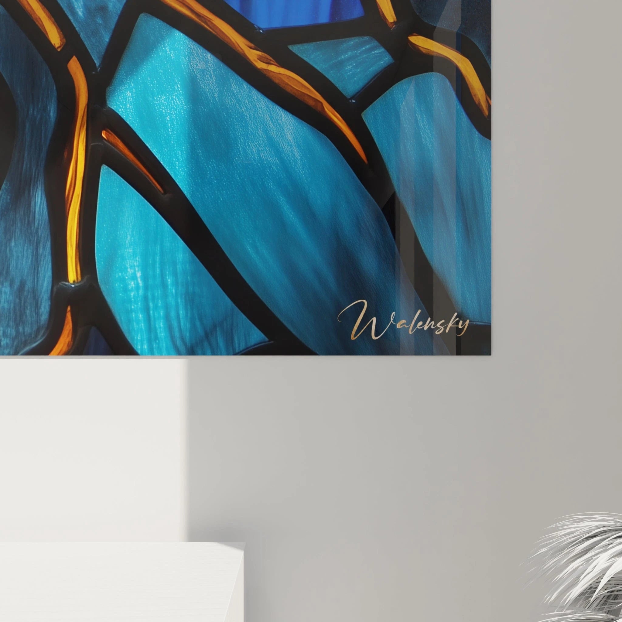 Un tableau vitraux contemplatif présentant un personnage aux cheveux auburn dans une posture d'abandon spirituel, tenant un cœur rouge vif, auréolé d'une lumière dorée rayonnante, contre un arrière-plan de fragments bleus structurés comme un authentique vitrail d'église.
