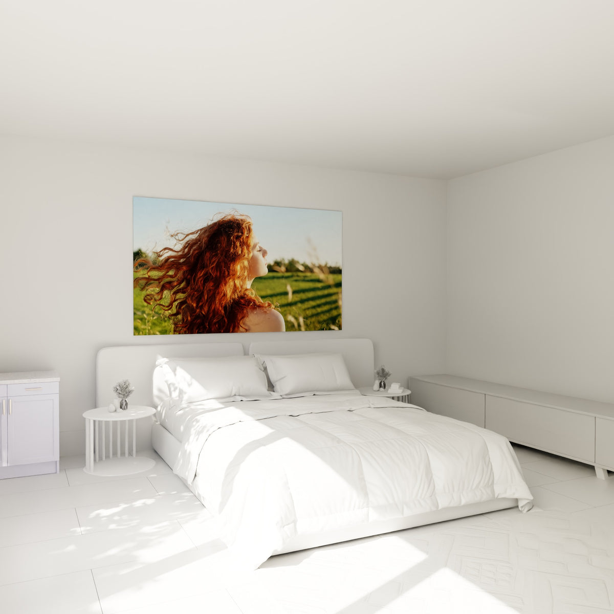 Boucles rousses cuivrées et ciel bleu clair, œuvre accrochée au-dessus d'un lit dans une chambre claire