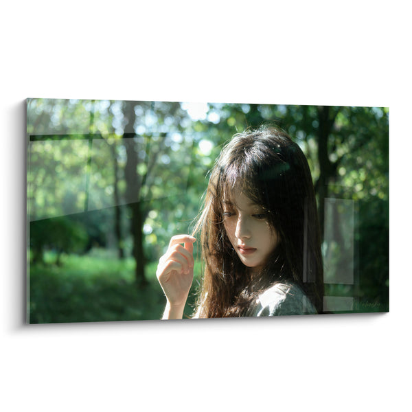 Tableau Jeune femme cheveux bruns forêt verte - Rêverie sous les frondaisons - Edition Coiffure
