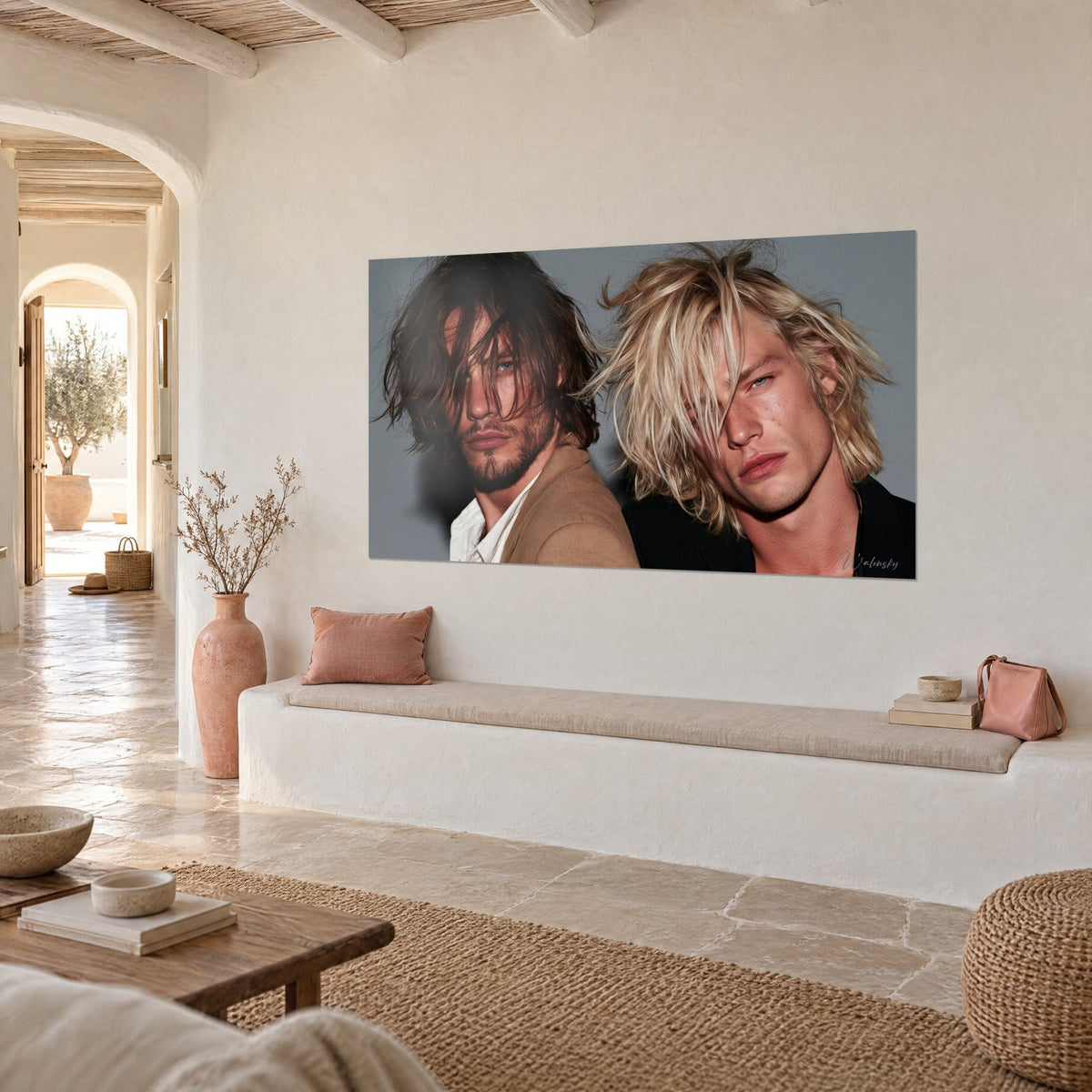 Quadro duo maschile con capelli lunghi e spettinati, sfondo grigio acciaio e giacca color sabbia, su una parete calce ocra di una casa mediterranea