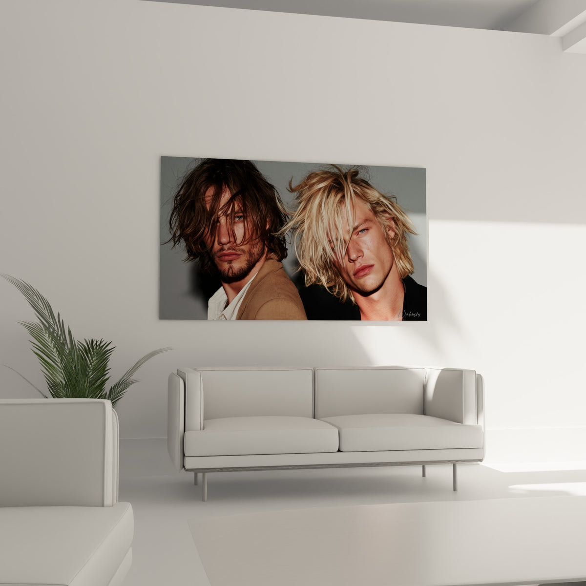 Visages aux chevelures brune et blonde texturées au-dessus d'un canapé dans un salon lumineux
