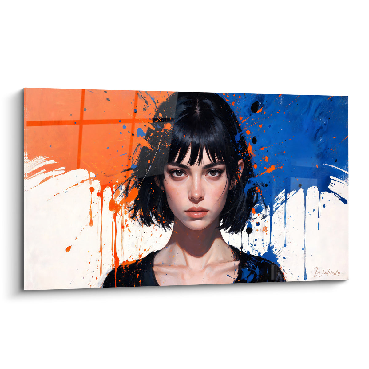 Portrait au carré noir et frange nette, fond éclaté orange et bleu marine, regard intense