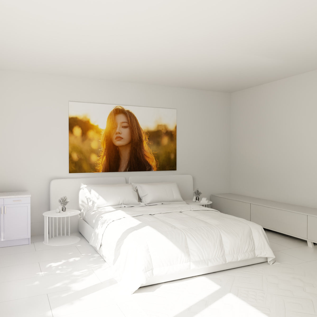 Chevelure brune Coiffure baignée de lumière orangée, accrochée au-dessus d'un lit dans une chambre claire