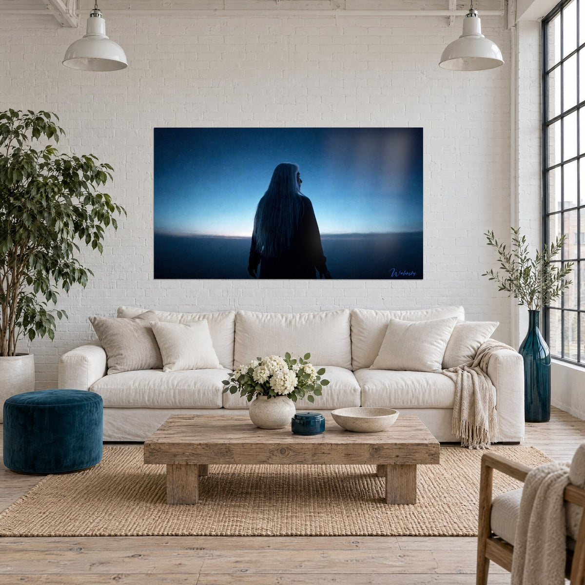 Quadro silhouette con lunghi capelli bianchi davanti a un cielo stellato blu notte e orizzonte pallido, sopra un divano in un soggiorno luminoso
