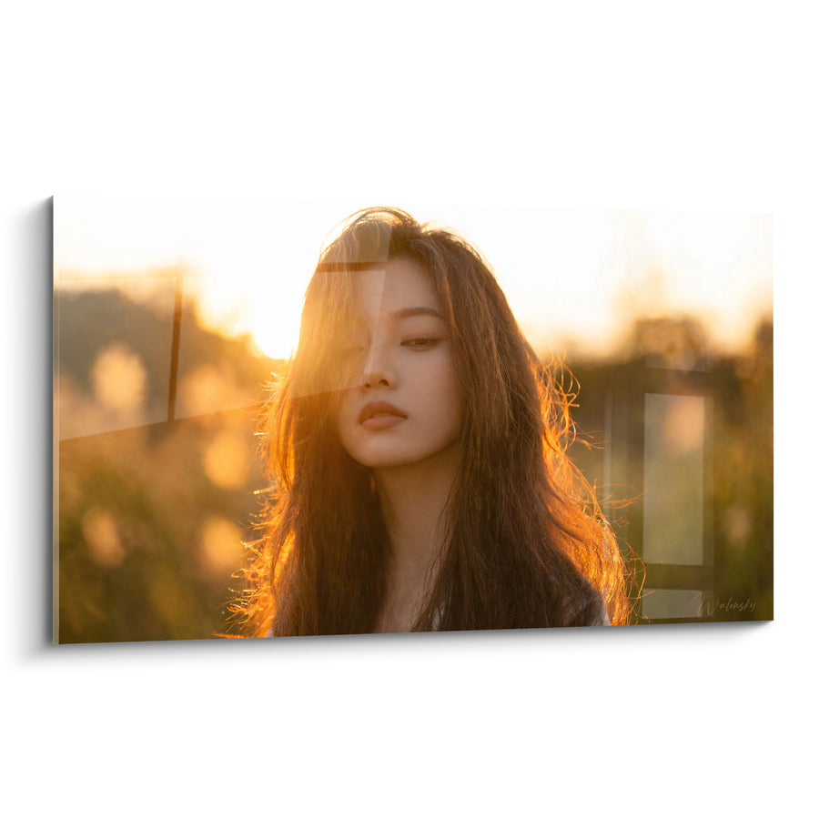 Tableau Chevelure brune et champ doré au crépuscule - Regard voilé par le vent - Edition Coiffure