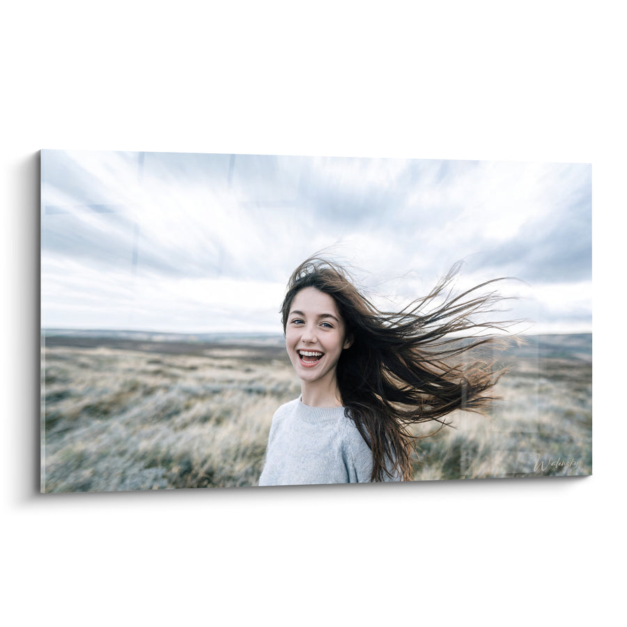 Tableau Jeune femme cheveux bruns au vent - Rire au vent - Edition Coiffure
