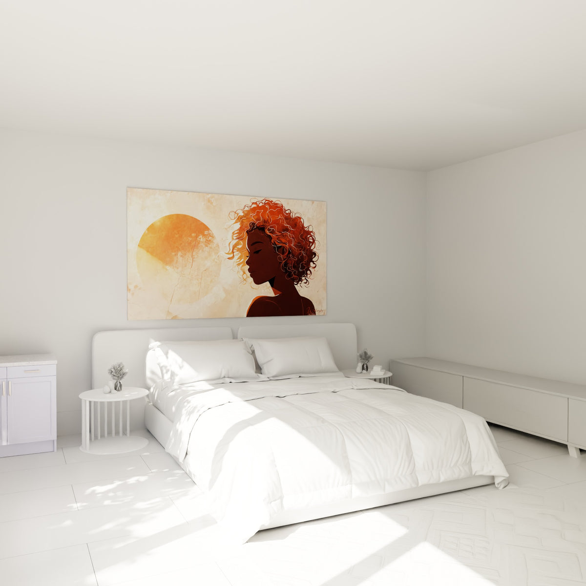 Chevelure bouclée rousse et peau brune illuminée d'ocre, accrochée au-dessus d'un lit dans une chambre claire
