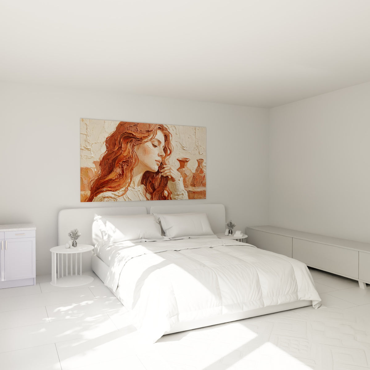 Portrait chevelure ocre et terracotta au-dessus d'un lit dans une chambre claire et lumineuse