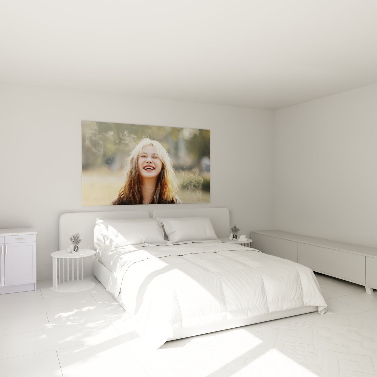 Chevelure dorée et brune illuminée par le soleil couchant, accrochée au-dessus d'un lit dans une chambre claire