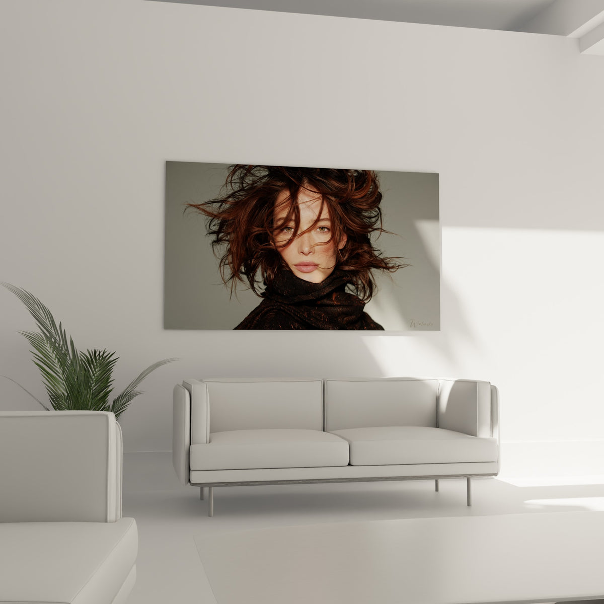 Chevelure fauve en mouvement et écharpe noire texturée, au-dessus d'un canapé dans un salon lumineux