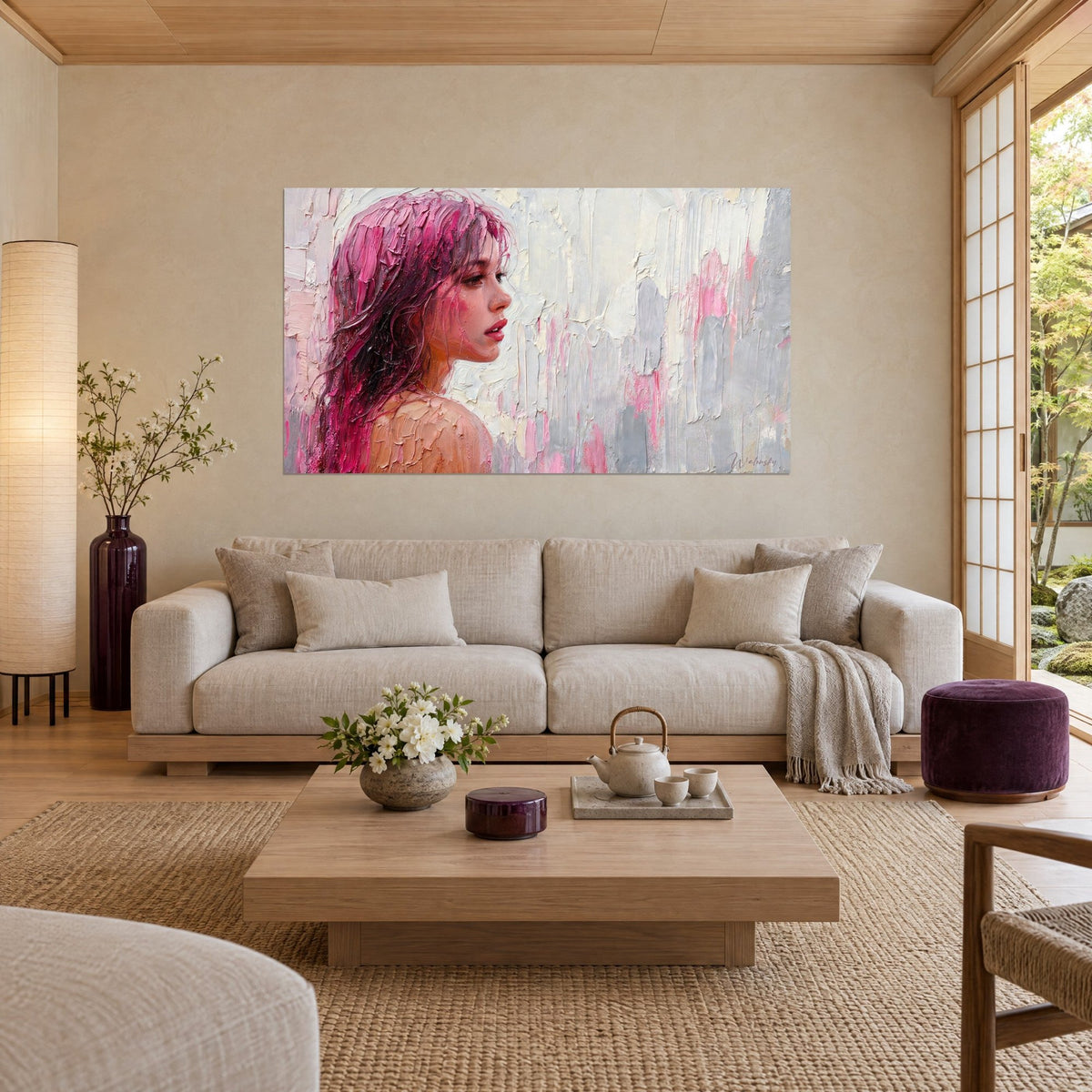Tableau portrait de femme de profil, chevelure fuchsia texturée sur fond gris perle, au-dessus d'un canapé dans un salon lumineux