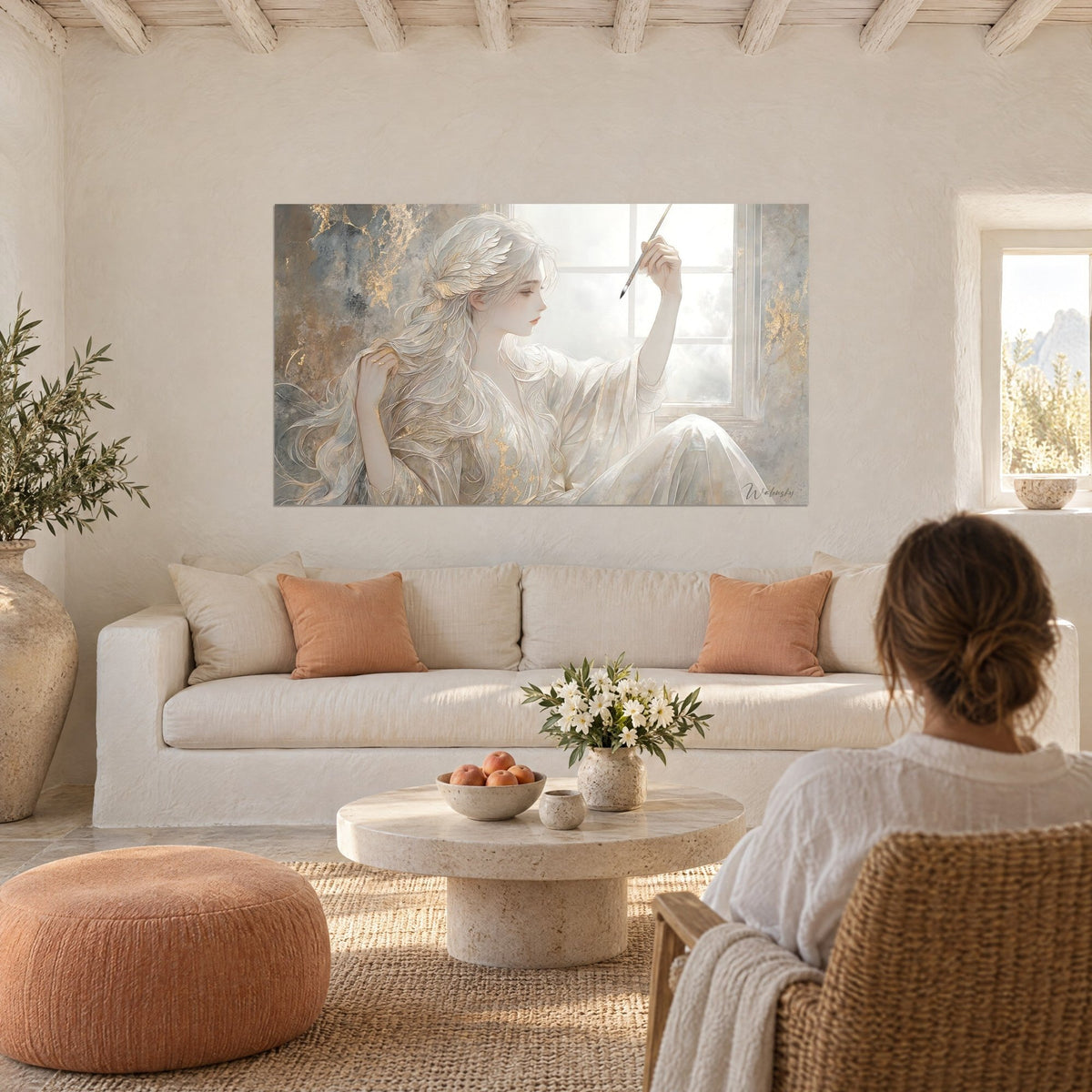Gemälde einer jungen Frau mit silbrigem Haar, einen Pinsel hebend, weißes Kleid, grauer und goldener Hintergrund, über einem Sofa in einem hellen Wohnzimmer