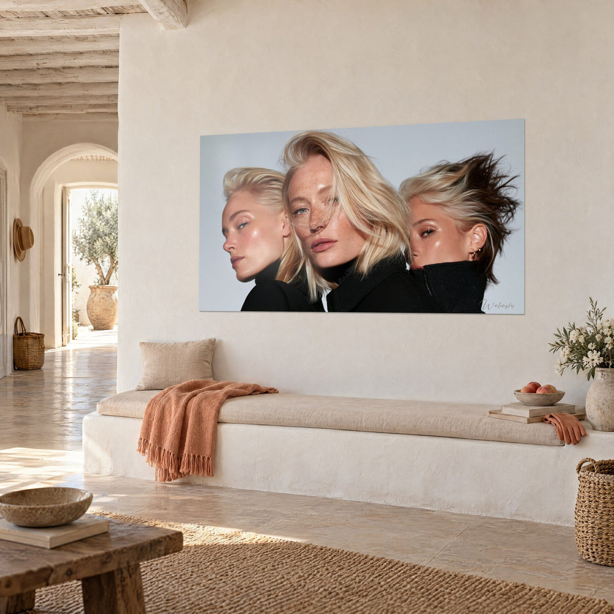 Quadro ritratto triplo di donne bionde con lentiggini, maglioni neri su sfondo grigio perla, parete color crema di tre quarti