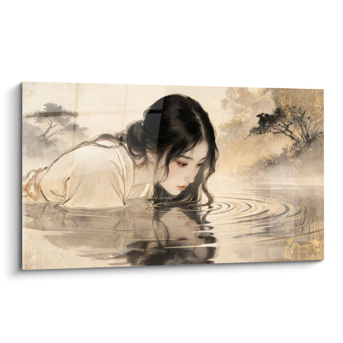 Femme aux cheveux noirs penchée sur une eau ocre et dorée, reflet en cercles concentriques